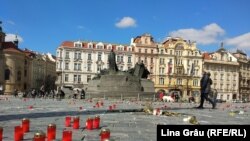 A koronavírus-járvány áldozatainak emlékére gyújtott gyertyák Prágában, 2021. április 4-én