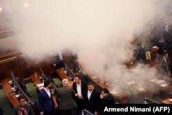 Deputetët duke u larguar nga gazi lotsjellës.