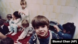 Djeca u sirotištu u Bukureštu provodila su vrijeme bez ogračaka, 1991.