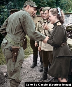 Американский солдат (слева) приветствует советского офицера в Сеуле в 1945 году. Через пять лет, во время Корейской войны, США и СССР были по разные стороны конфликта.