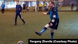 Евгений Жовтис на футбольном поле. Правозащитник признается, что после ухода из руководства бюро у него появилось больше времени на хобби