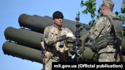 Українські артилеристи біля реактивної системи залпового вогню 9П140 «Ураган» (ілюстраційне фото)