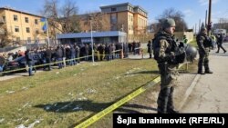 Pristalice predsjednika Republike Srpske Milorada Dodika i specijalna policija ispred zgrade Suda i Tužilaštva Bosne i Hercegovine u Sarajevu, 19. februara 2025.