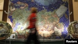 Harta URSS bătută în pietre semiprețioase la Muzeul Geologiei de la St Petersburg.