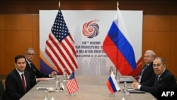 Sekretari amerikan i Shtetit, Marco Rubio (majtas), takohet me ministrin e Jashtëm të Rusisë, Sergei Lavrov (djathtas), në Kuala Lumpur, më 10 korrik 2025.