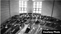 Imagine de la morga din Timișoara, la finele lui decembrie 1989. Numărul de morți la Timișoara în zilele Revoluției a fost de 90. Dintre acestea, 43 de cadavre fuseseră furate și incinerate la crematoriul Cenușa din București.