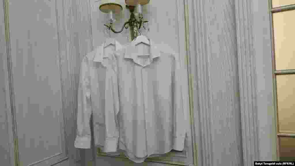 Две белые рубашки на настенном светильнике. В похожую рубашку был одет бывший президент в день задержания.