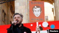 ნიკა გვარამია "რუსთავი 2"-ის მხარდასაჭერ აქციაზე თბილისში, 2017 წლის 19 თებერვალი.