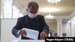 Președintele Tatarstanului, Rustam Minnihanov, votează. Kazan, 17 septembrie 2021