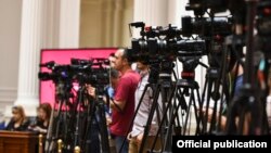 Камермани и новинари - илустрација 