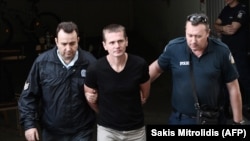 Policijaci dovode Aleksandra Vinika na sud u Solunu, 4. oktobar 2017.