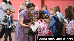 Sorin Cîmpeanu a prezentat sinteza proiectelor legilor educației pe care le va prezenta miercuri în Guvern, iar apoi vor fi puse în dezbatere publică. Imagine generică cu elevi la școală. 