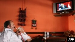 Палестинец смотрит выступление Барака Обамы. Вифлеем, 4 июня 2009 года.