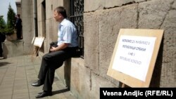 Parole predstavnika Srba južno od Ibra ispred Vlade Srbije za vreme sastanka predstavnika Srba sa severa Kosova sa Ivicom Dačićem i Aleksandrom Vučićem, 30. april 2013.