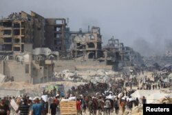 Palestinieni transportă ajutoare umanitare colectate din camioanele care au intrat în Gaza prin Israel, în Beit Lahia, în nordul Fâșiei Gaza, pe 10 august 2025.