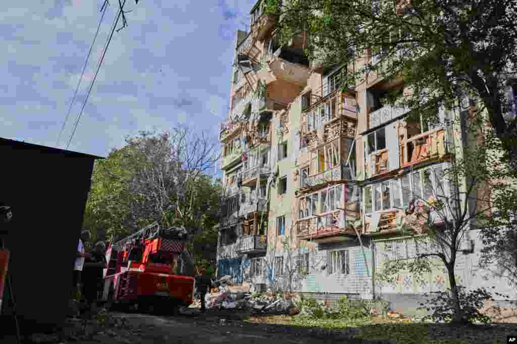 Un bloc de locuințe din cartierul Moldavanka, lovit în plin de o dronă rusească.