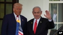 Președintele SUA Donald Trump (stânga) primindu-l pe premierul Israelului, Benjamin Netanyahu, pe 7 aprilie 2025, la Casa Albă. 
