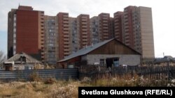 Частные дома на фоне многоэтажки. Астана. Иллюстративное фото.