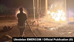 Vatrogasac na mjestu ruskog napada dronom u regiji Odesa, 13. februar 2025.