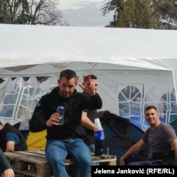 Građani sa Kosova na protestnom skupu u Pionirskom parku u Beogradu