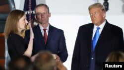 Amy Coney Barrett gjatë betimit pas konfirmimit të Senatit si gjyqtare e Gjykatës Supreme në SHBA