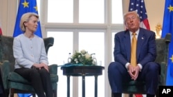 Председателка на Европейската комисия Урсула фон дер Лайен и президентът на САЩ Доналд Тръмп по време на срещата, на която обявиха сделката за митата и търговията между ЕС и САЩ.
