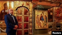 Un agent de securitate, lângă icoana Sfintei Treimi a lui Andrei Rubliov, la Lavra Sfântului Serghie, în Serghiev Posad, Rusia, 18 iulie 2022