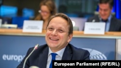 Ne mislim da bi bilo pametno da odlučimo da promenimo pravila igre: Oliver Varhelyi