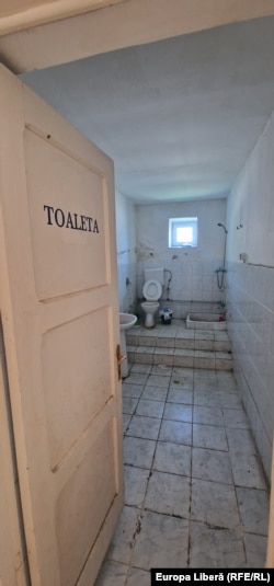 Toaleta unui post de Poliție din judetul Constanța. Recent, agenții au fost mutați de aici din cauza condițiilor deplorabile.