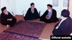 دیدار آیت‌الله خمینی در سال ۵۸ با سه مرجع تقلید وقت؛ آیت‌الله گلپایگانی (راست)، آیت‌الله شریعتمداری (نفر دوم از چپ) و آیت‌الله مرعشی نجفی (چپ)