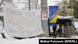 Roditelji i djeca u šatoru u Sarajevu, 26. novembar 2013.