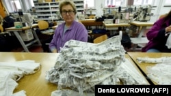 Radnici izrađuju zaštitne maske u tvornici Uriho u Zagrebu 13. ožujka 2020., usljed epidemije COVID19