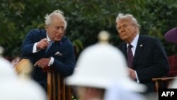 Король Великої Британії Чарльз III розмовляє з президентом США Дональдом Трампом, спостерігаючи за військовою церемонією на Східній галявині Віндзорського замку, 17 вересн 2025 року