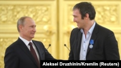 Președintele rus Vladimir Putin îl felicită pe jucătorul de hochei Alexandr Ovechkin după victoria Rusiei, în 2014, la Campionatul Mondial de Hochei pe Gheață (fotografie de arhivă). 