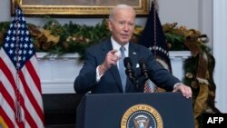 Președintele SUA, Joe Biden, a spus la 8 decembrie că debarcarea lui Assad deschide oportunități, dar aduce și riscuri. 