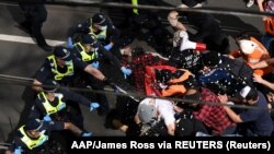 Sukob policije s demonstrantima tokom protesta "The Worldwide Rally for Freedom" u Melbourneu, Australija, 18. septembra 2021. 