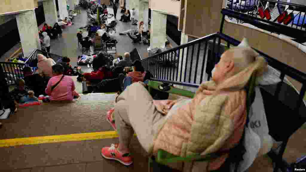 A hírügynökségek beszámolói szerint sok kijevi a metróállomásokon keresett menedéket