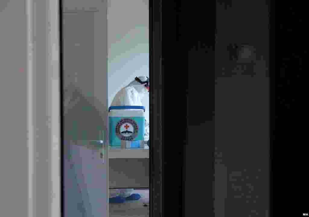 МАКЕДОНИЈА - Министерството за здравство информира дека во изминатите 24 часа регистрирани се 30 нови случаи на коронавирус во земјата. Новозаразени по градови: Скопје 12, Куманово 8, Прилеп 9 и Крива Паланка 1. Со ова вкупната бројка на дијагностицирани пациенти со КОВИД-19 денеска до 12 часот изнесува 384 лица. &nbsp;