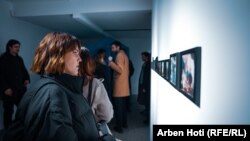 Deseci fotografija također su izloženi na zidovima muzeja.