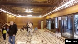 Sirianët hyjnë në pallatin presidencial në Damask