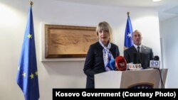 Helga Shmid dhe Ramush Haradinaj në konferencën e përbashkët për media 