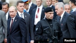 Президент России Владимир Путин и президент Сербии Томислав Николич на военном-параде по случаю освобождения Белграда 