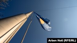 Zhvendosja e vëmendjes së Perëndimit mund të krijojë boshllëqe në siguri, sidomos në Kosovë dhe Bosnje e Hercegovinë, vlerëson Hikmet Karçiq, autor i librit “Torturë, poshtërim, vrasje: Brenda sistemit të kampit serb të Bosnjës”. 