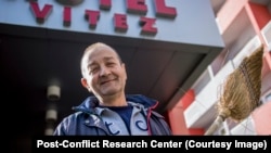 Adil Fafulović (53), kuhar, čistač ulica, instruktor pjevanja i plesa i osnivač kulturno-umjetničkog društva Roma u Vitezu