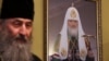 ფოტო არქივიდან. მიტროპოლიტი ონოფრე რუსეთის პატრიარქ კირილეს პორტრეტის ფონზე კიევ-პეჩერის ლავრაში 