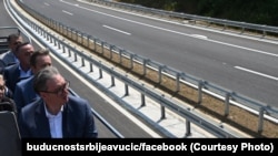 Predsednik Aleksandar Vučić i ministri u Vladi Srbije tokom obilaska deonice auto-puta Miloš Veliki, 5. jul 2025.