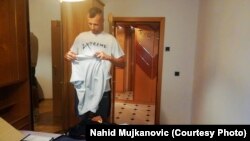 Nahid Mujkanović se pakuje pred polazak na autobusku stanicu, odakle će dalje za Austriju. 15. septembar 2021.