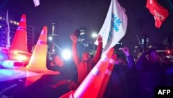 Demonstranti ispred Skupštine Južne Koreje u Seulu 4. decembra 2024. nakon što je predsjednik Jun Suk Jeol proglasio vanredno stanje.