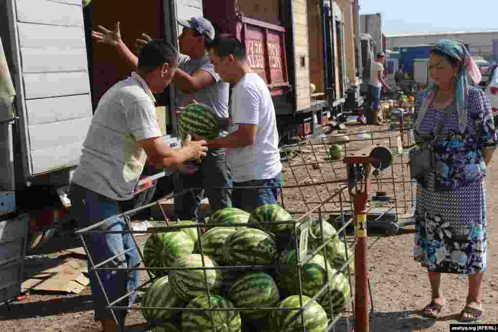 Базардың негізгі бөлігі төртке бөлінген. Төрт қатар да кең, жүк көліктерінің кіріп шығуына ыңғайластырылған.&nbsp;