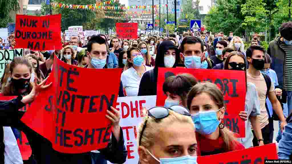 Dhjetëra qytetarë&nbsp;kanë protestuar në Prishtinë&nbsp;për të kërkuar drejtësi&nbsp;për vrasjen e 18-vjeçares nga Ferizaj M.O.&nbsp;